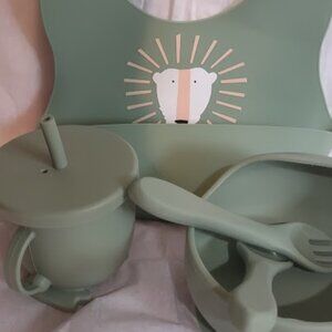 BABY'S FIRST DINNERWARE SILICONE 6 PCS GREEN BOWLCUP COVER FORK SPOON BIB LION